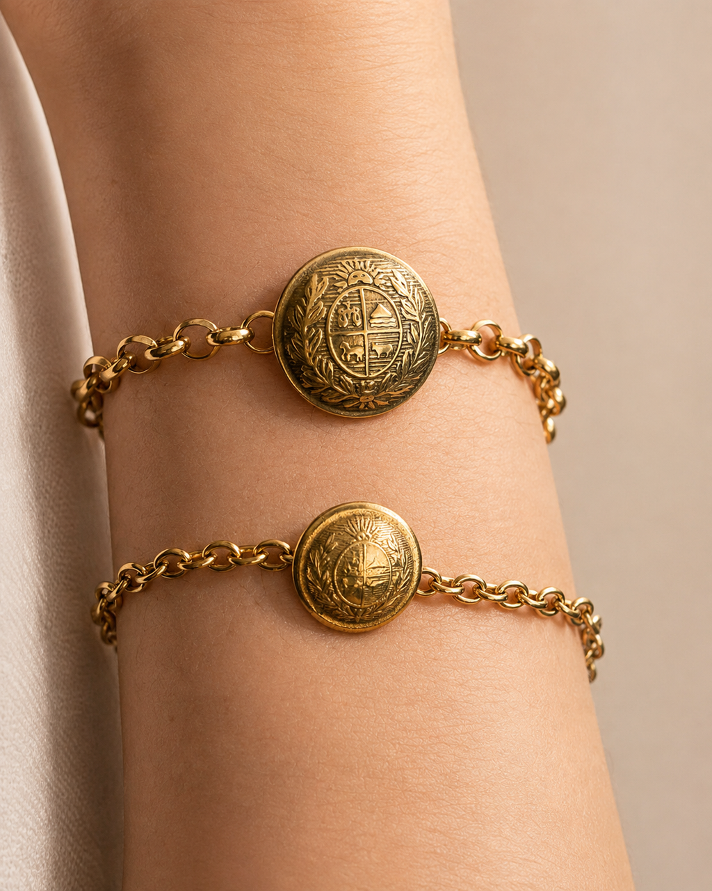 Comparación del Brazalete Patria con dije delicado de 1 cm y dije protagonista de 2 cm