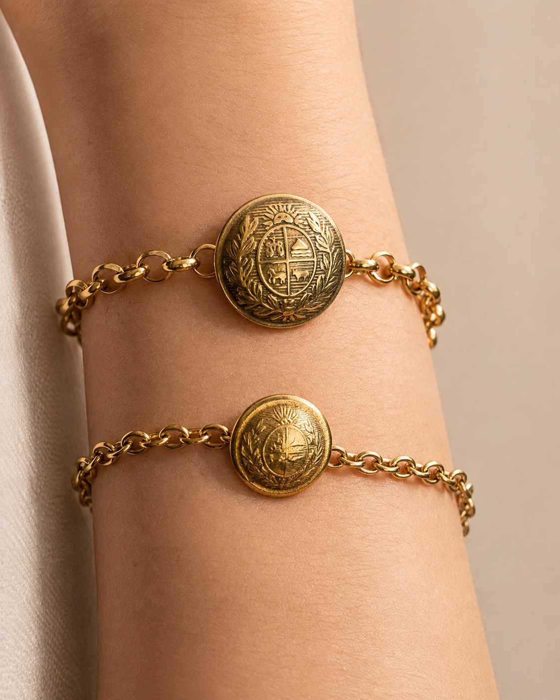 Comparación del Brazalete Patria con dije delicado de 1 cm y dije protagonista de 2 cm