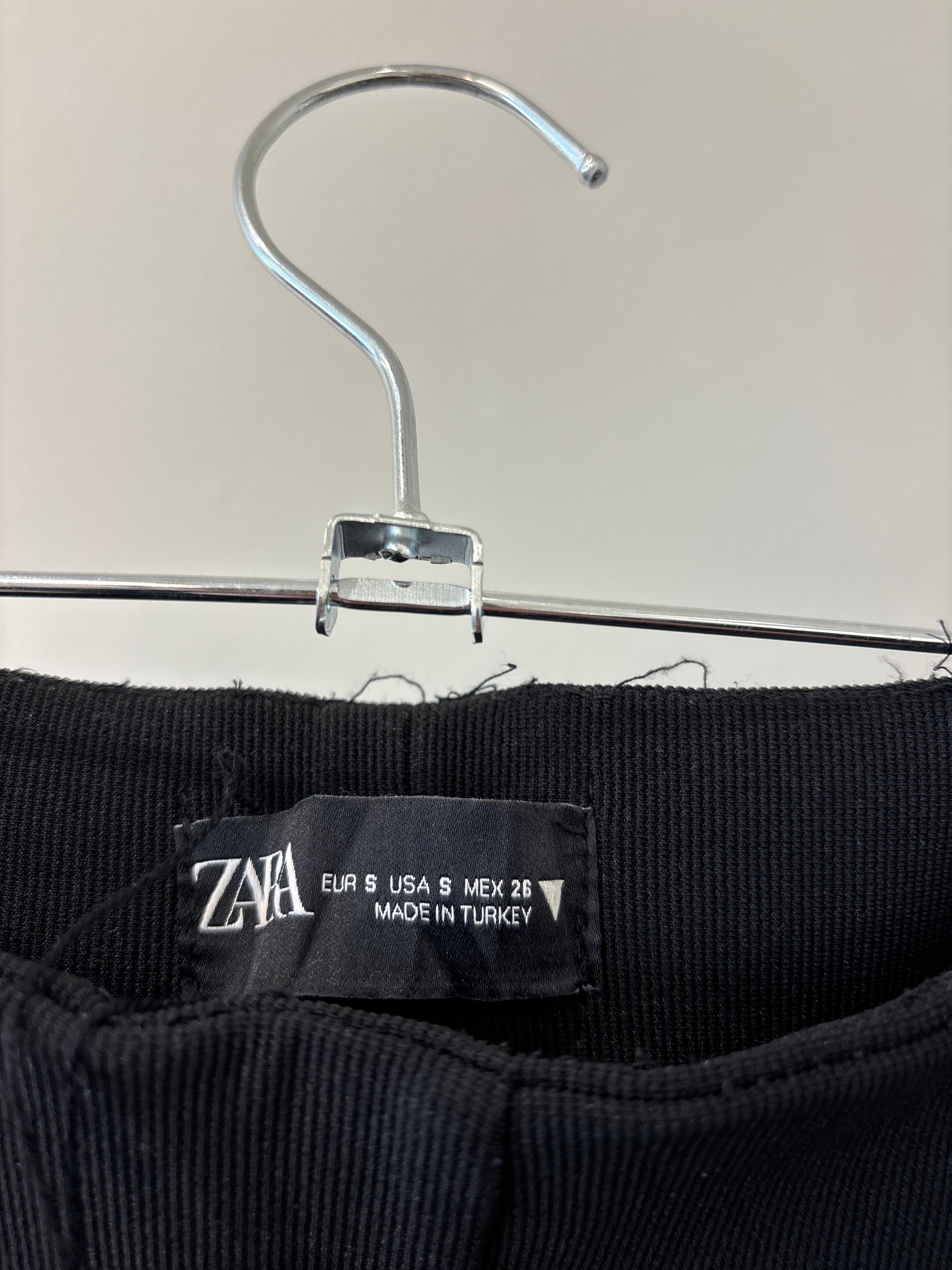 PANTALON ZARA ABERTURAS NEGRO
