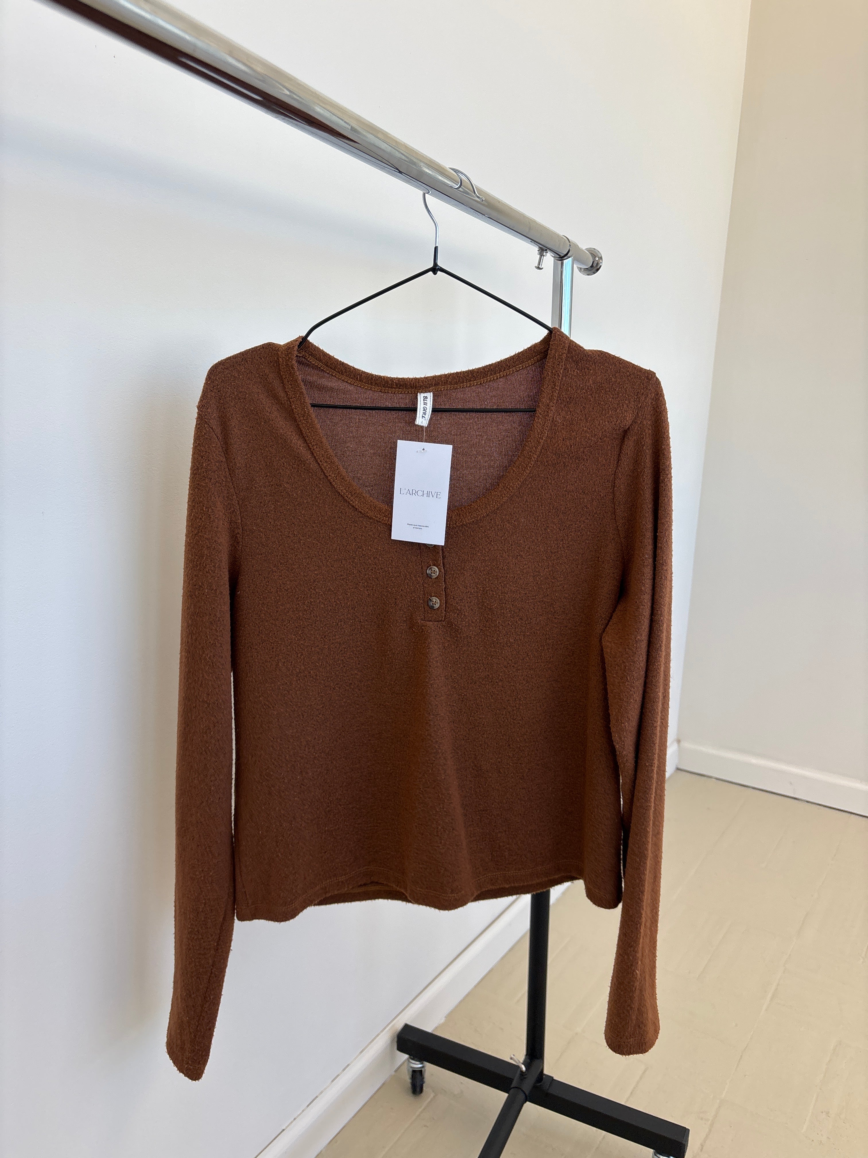 BLUSA MARRON BOTONES
