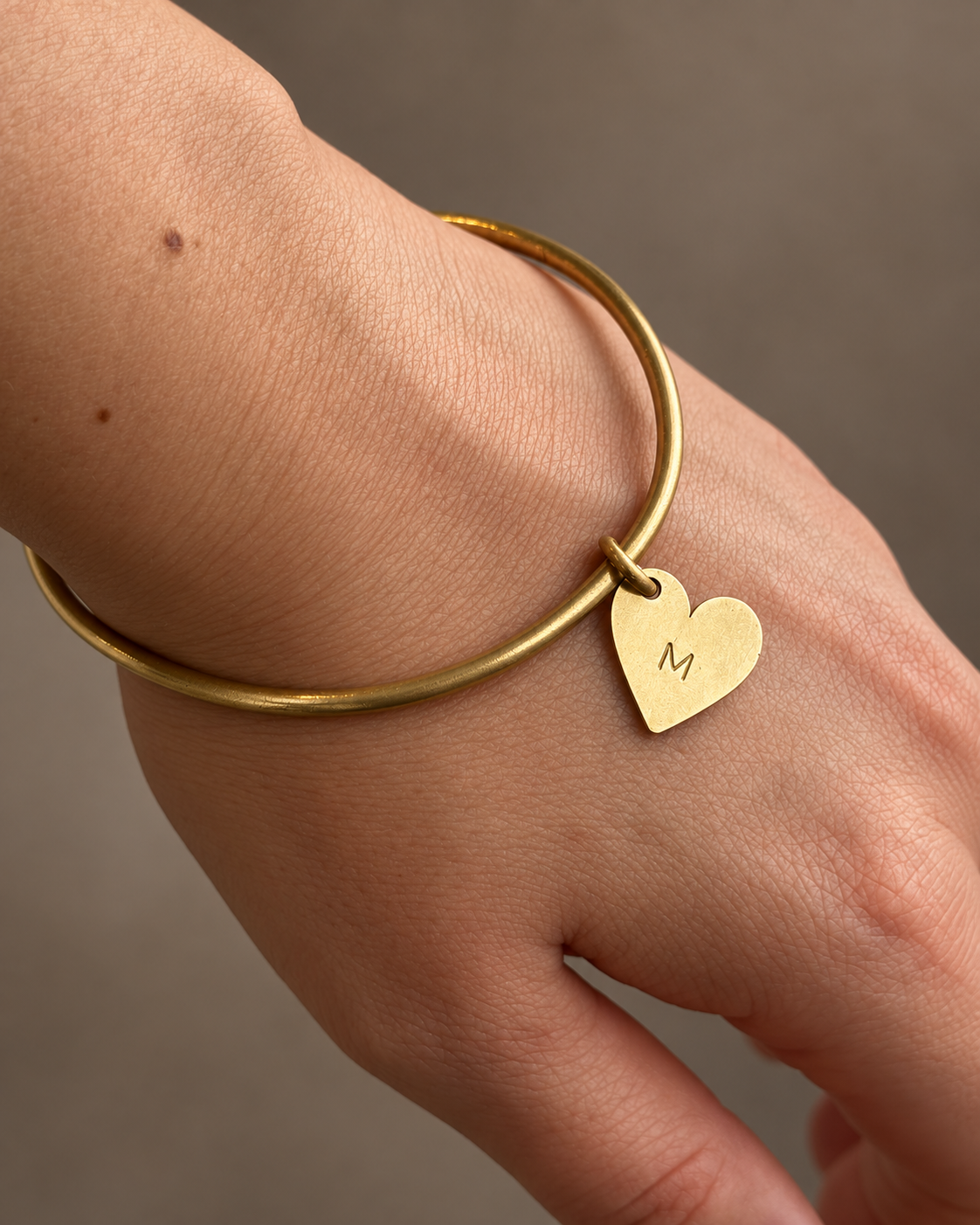 Brazalete personalizado Coeur puesto, con un dije de corazón