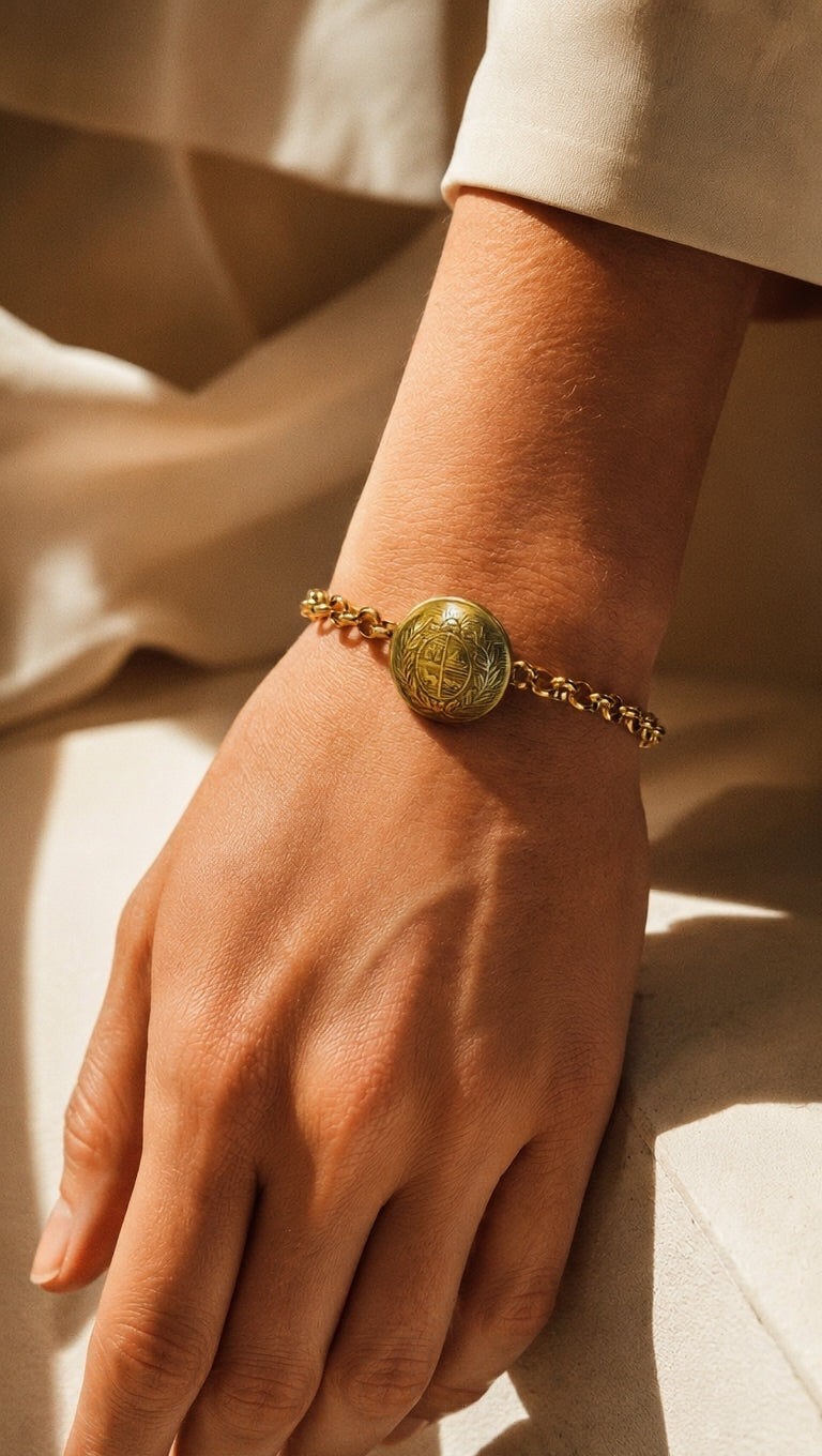 Brazalete Patria con dije de 2cm ZAIDA puesto en la muñeca